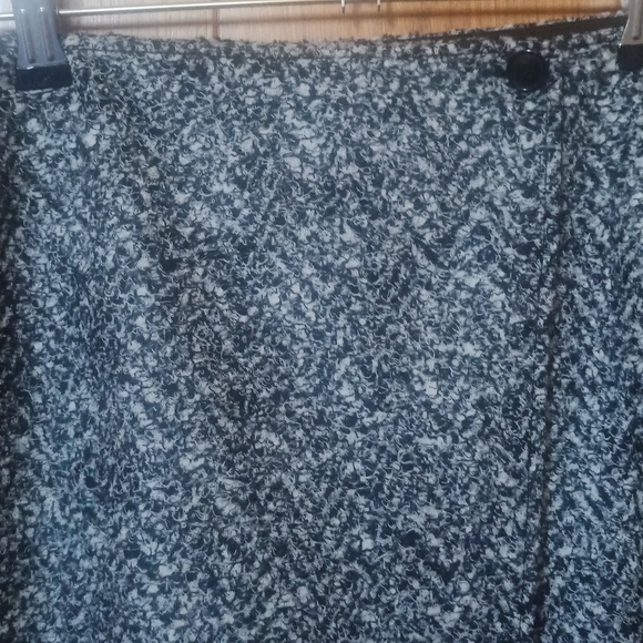 Theory wool skirt size S - Picture 2 of 4
